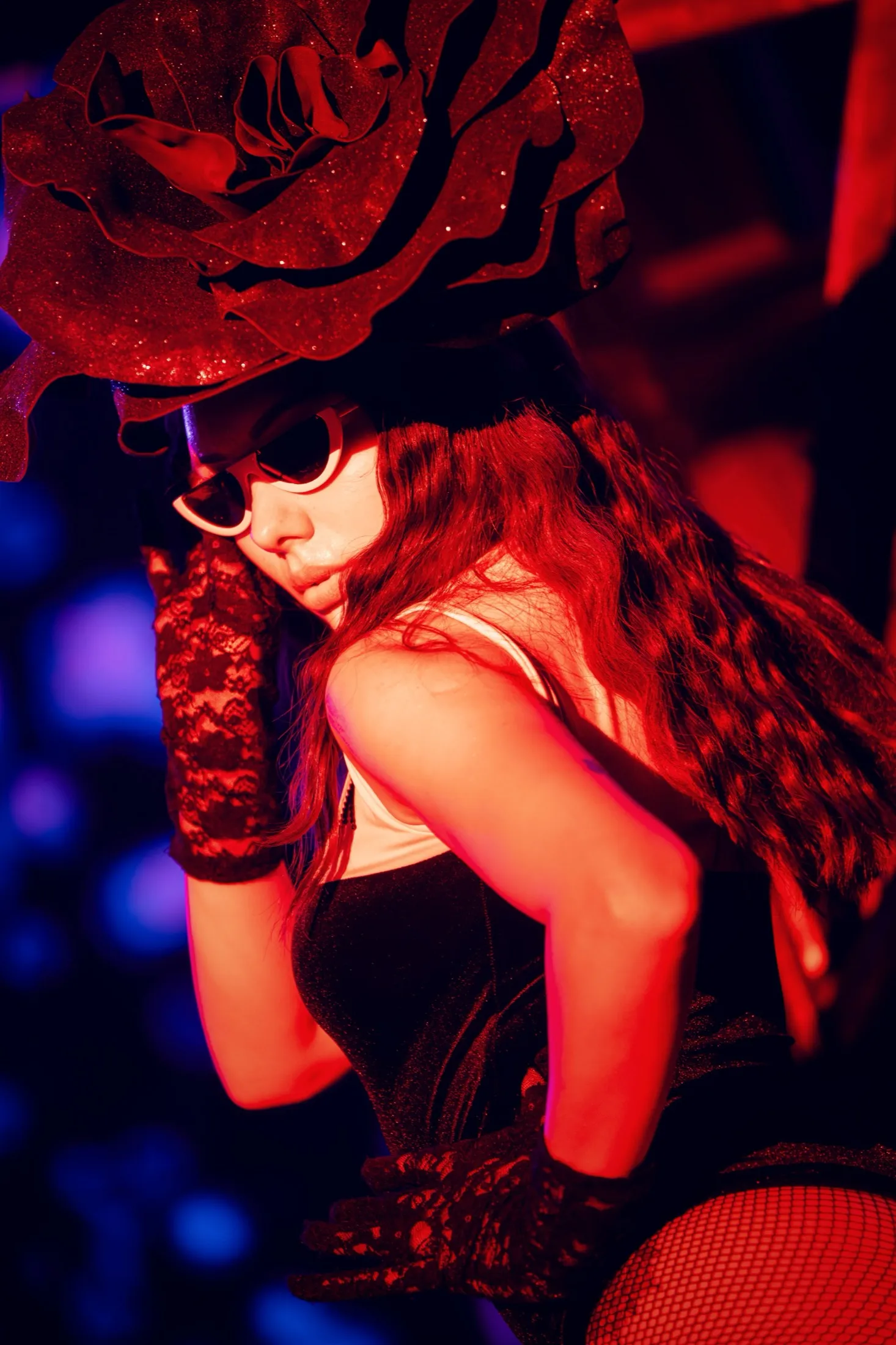Retrato con tocado floral, lentes oscuros y guantes de encaje bajo luz roja — Ámbar por Libraphotos
