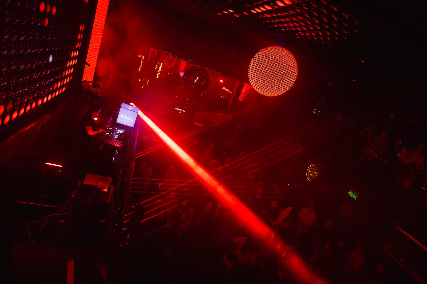 Haz de láser rojo cruzando la pista desde la cabina del DJ — Ámbar por Libraphotos