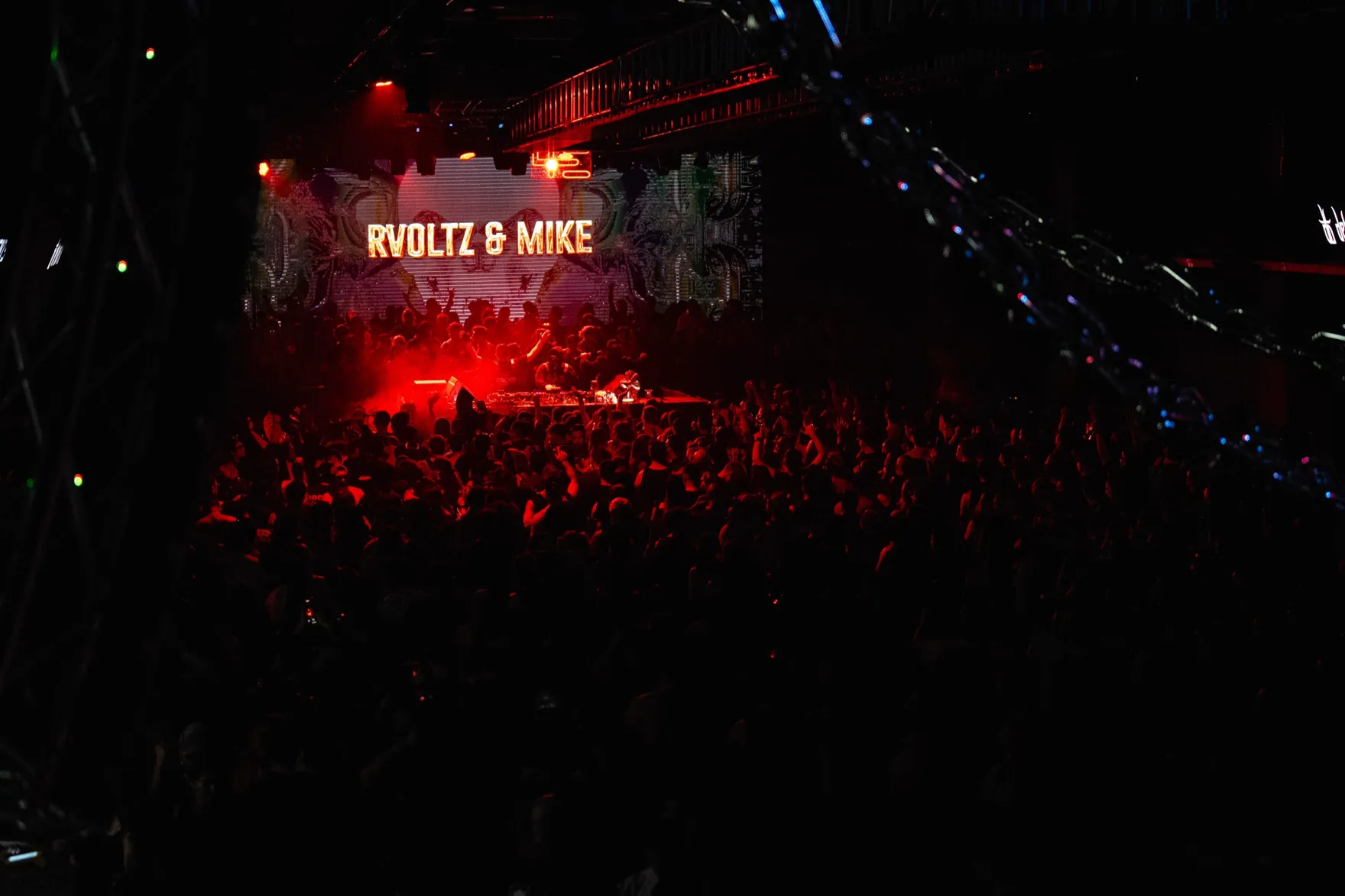 Vista de público y escenario iluminado en rojo durante set de RVOLTZ & MIKE — Libraphotos